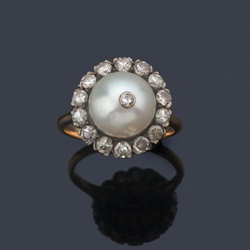  Anillo con perla natural de aprox. 9,8 mm - 9,9 mm con orla de diamantes talla sencilla y central. Certificado GCS London.