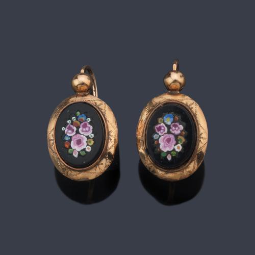  Pendientes largos con motivo central de bouquet floral sobre pieza ovalada de ónix. S. XIX.
