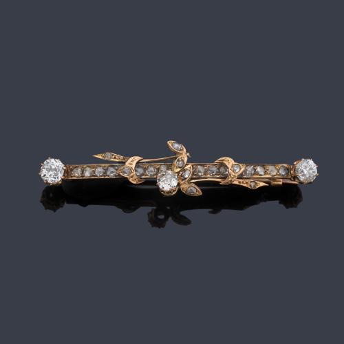  Broche época Victoriana con diseño floral con diamantes talla 'old cut' de aprox. 1,00 ct en total. Finales S. XIX.