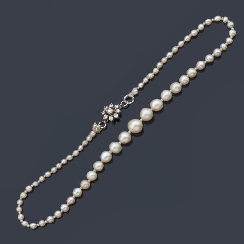  Collar con un hilo de perlas en disminución de aprox. 8,82 mm - 3,14 mm con cierre de rosetón con brillantes en montura de platino.