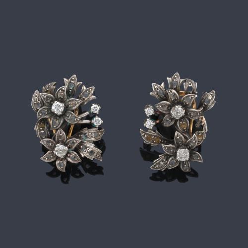  Pendientes con diseño floral con diamantes talla rosa y antigua de aprox. 0,75 ct en total. S. XVIII.