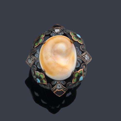 Anillo con 'oreja de mar' (Haliotis) enmarcado con motivos de palmetas decorados con esmalte.