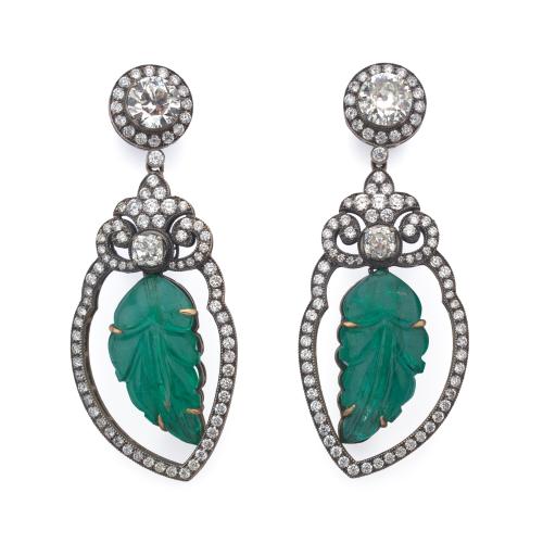  Pendientes largos con pareja de esmeraldas talladas en forma de hoja de aprox. 13,05 ct con dos diamantes talla 'old cut' de aprox. 2,40 ct y brillantes de aprox. 1,92 ct en total.
