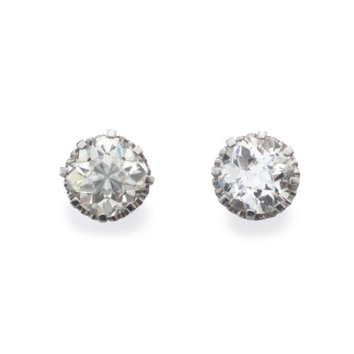  Dormilonas con pareja de diamantes talla 'old cut' de aprox. 4,45 ct y 4,35 ct respectivamente.