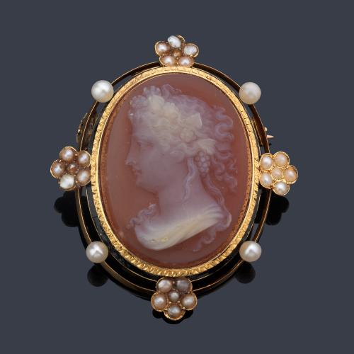  Camafeo con busto femenino clásico con orla de perlitas y esmalte negro. Ppios S. XX.