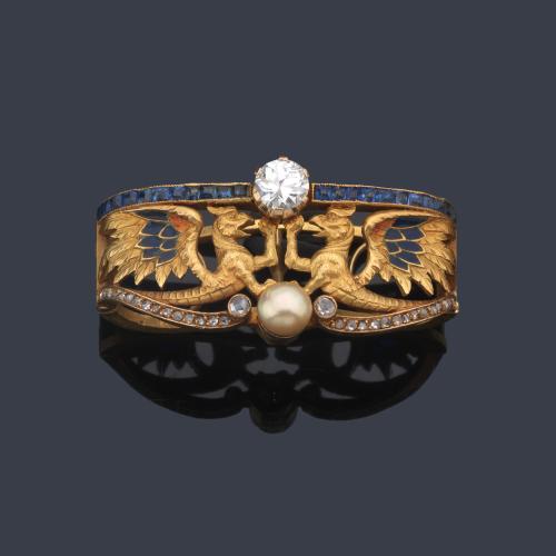  Broche para pañuelo (posiblemente Masriera), época modernista catalana con dos dragones enfrentados con decoración de zafiros calibrados, perlita y diamante talla antigua. Años '30.