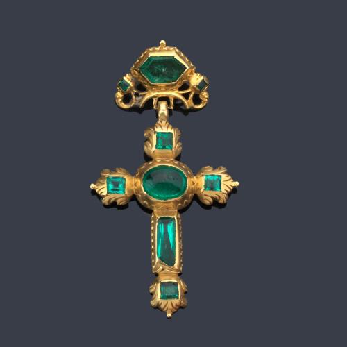  Cruz latina con los extremos pometeados, enriquecido con símil de esmeralda talla tabla y cabujón. S. XVIII.