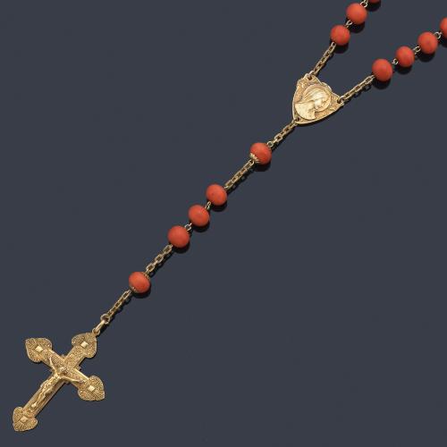  Rosario largo con cuentas de coral rojo y crucifijo en plata dorada de ley 900. Años '30.