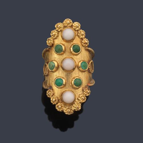  Anillo lanzadera con cuentas de turquesas y coral rosa en montura cincelada de oro amarillo de 18K.