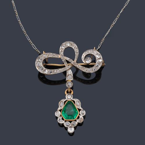  Broche - pendentif con esmeralda talla fantasía de aprox. 2,20 ct con diamantes talla rosa de aprox. 2,35 ct en total. Circa 1910.