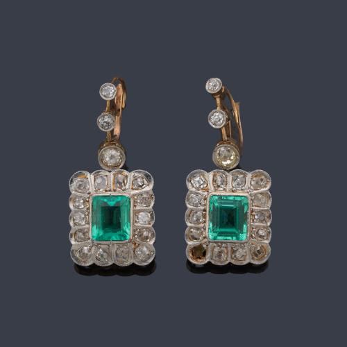  Pendientes largos con pareja de esmeraldas de aprox. 1,80 ct cada uno, orlado con diamantes talla 'old cut' y rosa de aprox. 2,50 ct en total.
