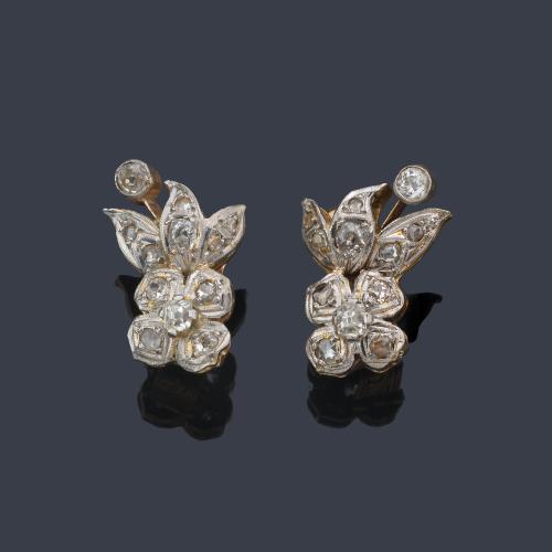  Pendientes cortos con diseño floral talla 'old cut' en montura de oro amarillo de 18K.