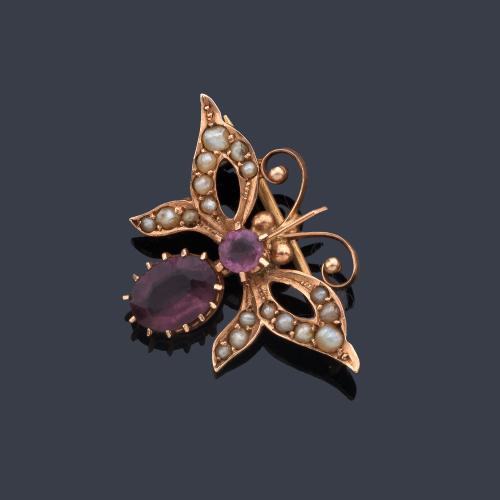  Pequeño broche con diseño de mosquita con cuarzos amatistas y perlitas aljófar, en montura de oro rosa de 18K.