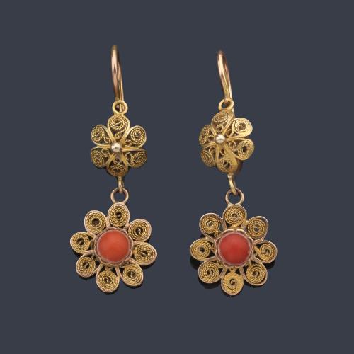  Pendientes largos con rosetones de filigrana de oro amarillo de 14K y cabujón central de coral.