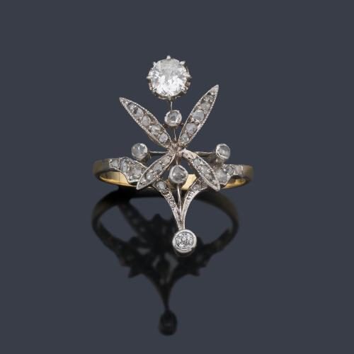  Anillo época 'art nouveau' con diamantes talla antigua de aprox. 0,46 ct en total. Ppios S. XX.