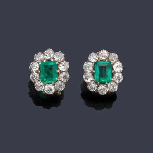  Pendientes cortos con pareja de esmeraldas de aprox. 3,30 ct con orla de diamantes talla 'old cut' de aprox. 2,30 ct en total. Primer tercio del S. XX.