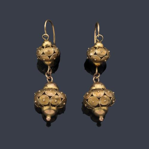  Pendientes de calabaza con doble motivo realizado con esferillas de filigrana realizadas en oro amarillo de 18K. Finales S. XIX.