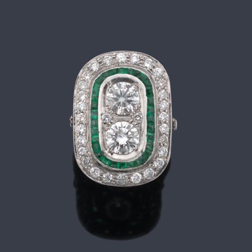  Anillo lanzadera con dos brillantes centrales de aprox. 0,80 ct cada uno, con orla de esmeraldas calibradas y brillantes de aprox. 0,60 ct.