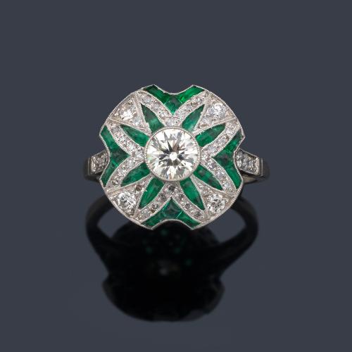  Anillo con diseño de rosetón con esmeraldas calibradas de aprox. 2,20 ct en total y brillantes de aprox. 1,00 ct.