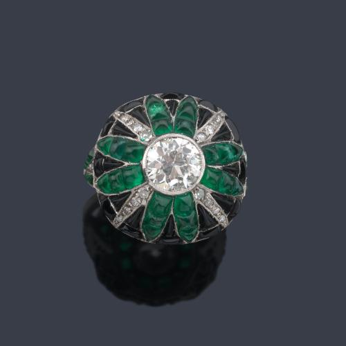  Anillo bombé con diamante talla 'old cut european' de aprox. 1,50 ct con bandas disparadas de ónix y esmeraldas calibradas con detalles de brillantes.