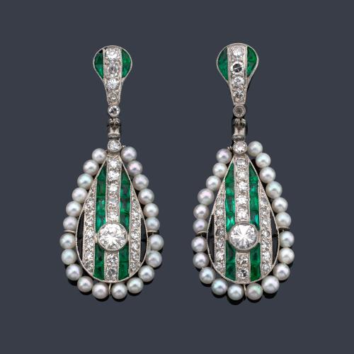  Pendientes largos con diseño aperillado con bandas de brillantes de aprox. 2,00 ct en total intercalado con esmeraldas calibradas de aprox. 3,71 ct con orla de perlitas.