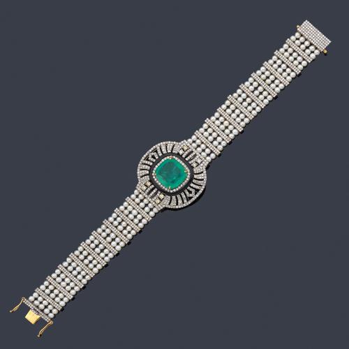  Pulsera con esmeralda central de aprox. 7,22 ct con orla y diseño calado de diamantes talla brillante y 8/8 de aprox. 5,08 ct en total y motivo con ónix.