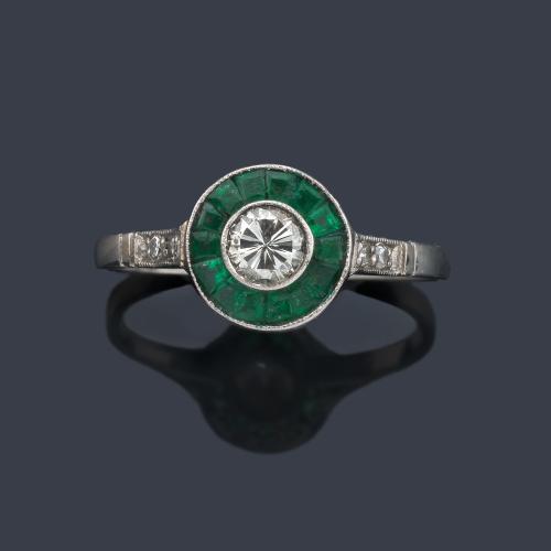  Anillo 'ojo de perdiz' con brillante de aprox. 0,30 ct con orla de esmeraldas calibradas.