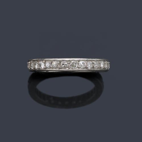  Alianza completa con brillantes de aprox. 0,87 ct en total. Informe tasación IGE.