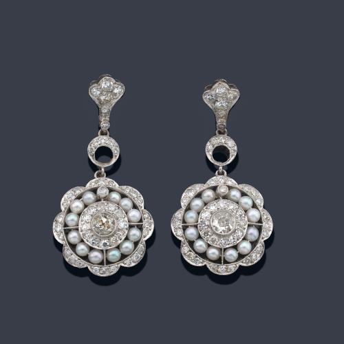  Pendientes largos con diseño de rosetón con diamantes talla antigua y sencilla de aprox. 1,94 ct en total y perlitas aljófar.
