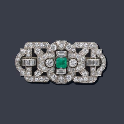 Broche época 'Art Decó' con esmeralda central de aprox. 0,30 ct y diamantes talla baguette, transición y 8/8 de aprox. 2,70 ct en total. Años '30.