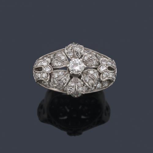 Anillo con frente floral enriquecido con diamantes talla brillantes y 8/8, en montura de platino.