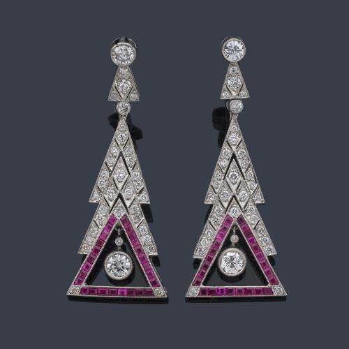  Pendientes largos con diseño geométrico con rubíes calibrados de aprox. 1,80 ct y brillantes de aprox. 2,27 ct en total.