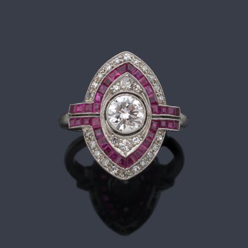  Anillo lanzadera con brillante central de aprox. 0,72 ct con doble orla de rubíes calibrados de aprox. 1,50 ct en total y brillantes de aprox. 0,30 ct.