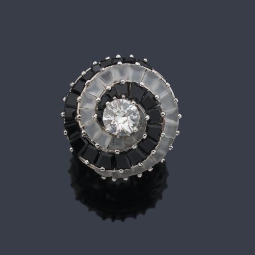  Anillo con diseño en espiral realizado con piezas de ónix y cristal de roca calibrados y diamante talla antigua central de aprox. 1,15 ct.
