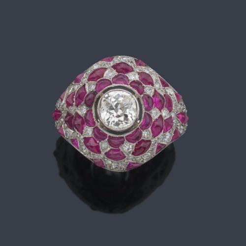  Anillo tipo bombé con diamante talla antigua de aprox. 1,00 ct con triple orla de rubíes talla cabujón intercalado con diamante talla 16/16.