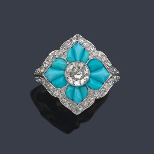  Anillo con diseño de floral con brillante central de aprox. 0,65 ct con orla de turquesas calibradas simulando los pétalos y brillantes de aprox. 1,16 ct en total.