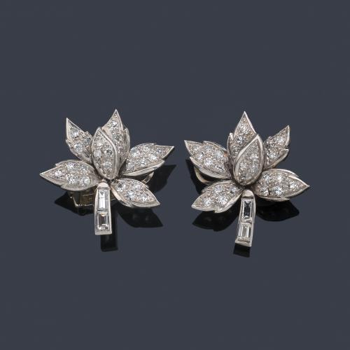  Pendientes cortos con diseño floral con diamantes talla 8/8 y baguette de aprox. 0,80 ct en total.