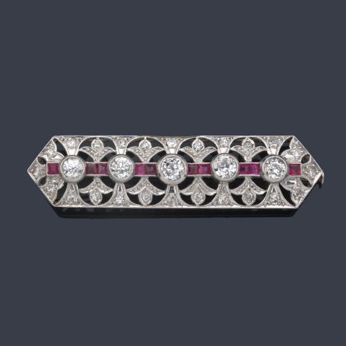 Broche - barrita con banda central de diamantes talla antigua y rubíes calibrados.