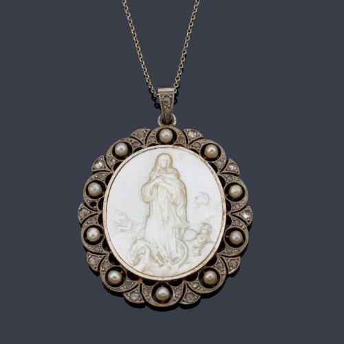  Medalla devocional con La Imagen de la Virgen de la Inmaculada realizada en nácar con orla de perlitas y diamantes talla rosa.