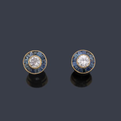  Pendientes cortos 'ojo de perdiz' con pareja de brillantes de aprox. 0,35 ct en total y zafiros calibrados de aprox. 1,50 ct.