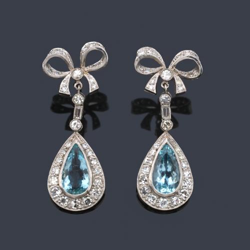  Pendientes largos con pareja de aguamarinas talla perilla de aprox. 6,00 ct con orla de brillantes de aprox. 2,00 ct en total.