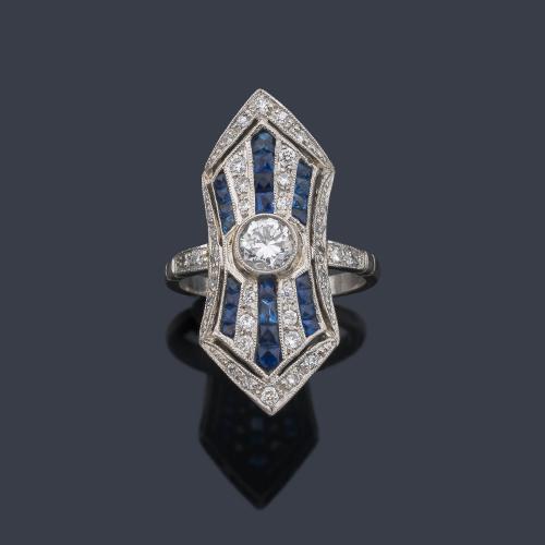 Anillo lanzadera con brillante central de aprox. 0,60 ct con bandas de zafiros calibrados intercalados con brillantes.