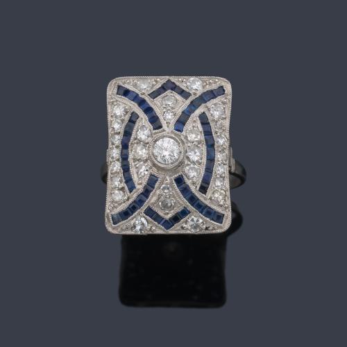  Anillo con diseño rectangular con brillante central y diamantes talla 8/8 de aprox. 1,20 ct en total y bandas curvadas de zafiros calibrados.
