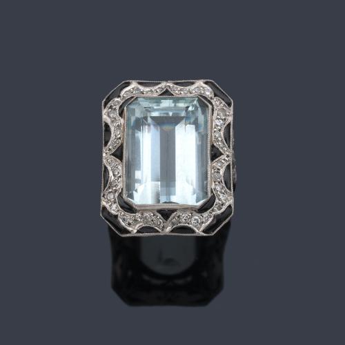  Anillo con aguamarina talla rectangular de aprox. 12,00 ct con diamantes talla 8/8 y piezas de ónix.