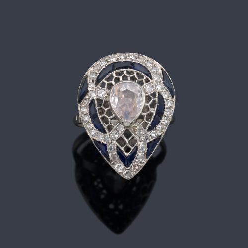  Anillo estilo 'art decó' con diamante central talla perilla de aprox. 0,75 ct con detalles de zafiros calibrados y diamantes talla 8/8.