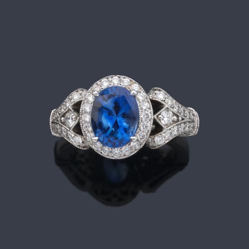  Anillo con zafiro central talla oval de aprox. 1,95 ct con orla y brazos con brillantes de aprox. 0,63 ct en total.