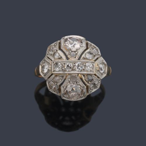  Anillo calado con diamantes talla rosa de aprox. 0,45 ct en total en montura de oro amarillo de 18K y vista en platino.
