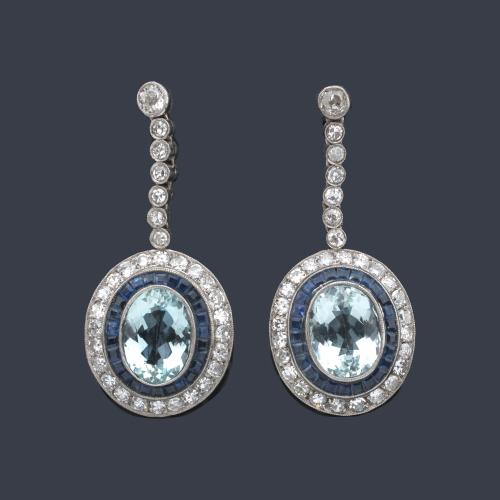  Pendientes largos con pareja aguamarinas talla oval, con orla de zafiros calibrados y brillantes de aprox. 2,50 ct en total.