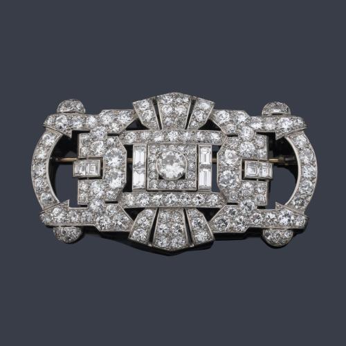  Broche época 'art decó' con diamantes talla transición, antigua, baguette y carré de aprox. 12,52 ct en total. Años '30. Informe de tasación IGE.