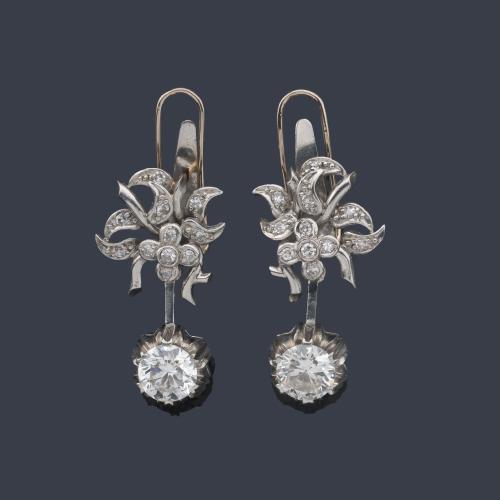  Pendientes largos con dos brillantes de aprox. 1,30 ct y 1,34 ct respectivamente, con detalle superior con diseño vegetal y diamantes talla 8/8.